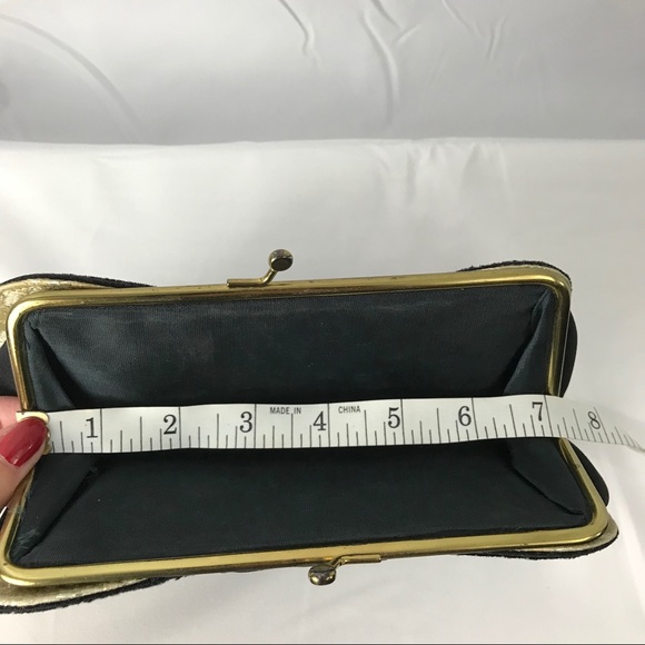 1940's Vintage Black Velvet Clutch with Gold Brocade Lining - Timeless Elegance - Picture 7 of 8
